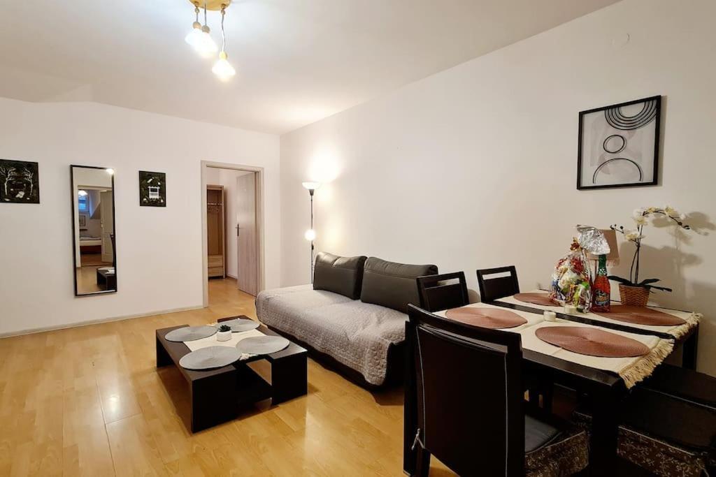 Przestronny Pokoj W Mieszkaniu Na Filipa Krakow Exterior photo