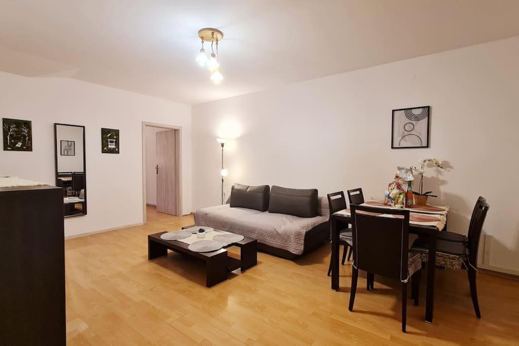 Przestronny Pokoj W Mieszkaniu Na Filipa Krakow Exterior photo